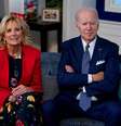 Joe Biden ao lado da primeira-dama Jill enquanto atendia as ligações de Natal  Foto: Elizabeth Frantz / Reuters