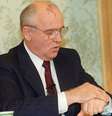 Mikhail Gorbachev consultando seu relógio antes do discurso televisionado em que anunciou sua renúncia em 25 de dezembro de 1991  Foto: Getty Images / BBC News Brasil