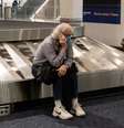 Passageira no aeroporto americano de LaGuardia, em 24 de dezembro; necessidade de isolar tripulantes por conta da covid-19 tem forçado cancelamento de voos, principalmente na China e nos EUA  Foto: Getty Images / BBC News Brasil