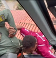Homem é retirado pelo telhado na Bahia.  Foto: Reprodução / Twitter