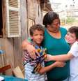 Joyce com os filhos, Lucas e Gabriel, que agora enfrentam dificuldades com os estudos presenciais, após aulas online  Foto: Ana Maria Cardoso / ANF