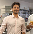 Os bioengenheiros Ryan Pandya e Perumal Gandhi usaram fungos geneticamente modificados para produzir proteínas encontradas no leite  Foto: BBC News Brasil