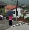 Vídeo mostra momento em que casa desaba na Bahia  Foto: reprodução / twitter