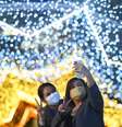 Pessoas visitam decoração iluminada antes dos feriados de fim de ano em Bangcoc, na Tailândia 23/12/2021 REUTERS/Chalinee Thirasupa  Foto: Reuters