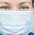 Uma mulher com uma máscara facial e um sorriso pintado  Foto: Getty Images / BBC News Brasil