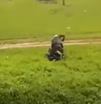 PM agride suspeito que fugia em moto em SP.  Foto: Reprodução / Twitter