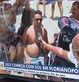 Com chapéu e óculos para se proteger do sol, Laika se destacou na reportagem  Foto: Twitter / Reprodução