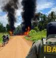 Agentes do Ibama chegam a pista de voo clandestina em Roraima  Foto: Ibama / BBC News Brasil