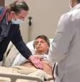 Presidente Jair Bolsonaro é examinado pelo médico no hospital Reprodução/Tik Tok  Foto: Reprodução  / Tik Tok