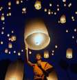 Monge levanta objeto luminoso, em meio a escuro com outros pontos de luz  Foto: Getty Images / BBC News Brasil