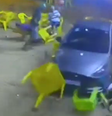 Motorista acelera, atinge dez pessoas sentadas em bar e foge  Foto: Reprodução/Youtube / TV Agência Tocantins