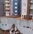 Moradores evacuam prédio em BH após estrutura ceder na manhã deste domingo    Foto: Reprodução / Estadão
