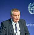 Hospitalizações mundo afora "obviamente deixam muito claro que esta não é uma doença leve", disse Michael Ryan, da OMS, sobre a ômicron  Foto: DW / Deutsche Welle