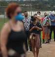Pessoas enfrentam horas de fila de horas para passar por teste de covid-19 em unidade de saúde na Asa Sul de Brasília  Foto: Gabriela Biló / Estadão
