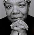 A imagem está em preto e branco e enquandra o rosto de uma mulher negra, que está com as mãos juntas abaixo do queixo  Foto: Instagram/@drmayaangelou / Alma Preta
