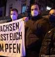 Barreira humana formada por estudantes em frente à clínica em Dresden. Faixa com os dizerem "Saxônia, vacine-se"  Foto: DW / Deutsche Welle