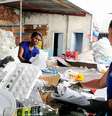 Três mulheres negras usam coletes azuis e estão catando recicláveis  Foto:  Elizabeth Nader/Prefeitura de Vitória / Alma Preta