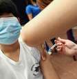 CoronaVac sendo aplicada em criança chilena; vacina foi liberada para uso em público de 6 a 17 anos no Brasil  Foto: Reuters / BBC News Brasil