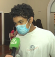 "Não acreditem nesse Bolsonaro", diz criança ao se vacinar contra covid  Foto: Reprodução / TV Poços