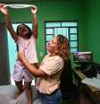 No fim do ano passado, Élida Lisboa, mãe da Helena, de cinco anos, foi contratada pela Ambev Tech, após participar de um processo seletivo em parceria com a ParentsIN.  Foto: Taba Benedicto/Estadão / Estadão