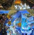 Imagem de um desfile de escola de samba durante o Carnaval.  Foto: Imagem: Fernando Frazão/Agência Brasil / Alma Preta