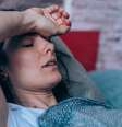 Mulher deitada na cama com a mão na testa  Foto: Getty Images / BBC News Brasil