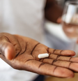 No exterior, já existem dois comprimidos com ação antiviral para pacientes nos primeiros dias de covid: o paxlovid (Pfizer) e o monupiravir (MSD)  Foto: Getty Images / BBC News Brasil
