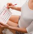 Mulher usando calendário para monitorar ciclo menstrual  Foto: Getty Images / BBC News Brasil