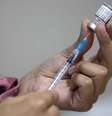Uma enfermeira preparando a quarta dose da vacina anti-Covid  Foto: EPA / Ansa - Brasil