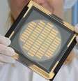 Este chip, da empresa alemã Q.ant, foi projetado para facilitar o processamento óptico de dados para tecnologia quântica  Foto: Getty Images / BBC News Brasil