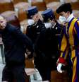 O homem foi levado pela polícia do Vaticano  Foto: Reuters