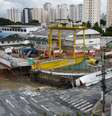 Imagem aereas de drone mostra a cratera aberta em uma das pista da Marginal do Rio Tietê em São Paulo no sentido da Rodovia Ayrton Senna   Foto: Marcelo D. Sants/FramePhoto / Estadão