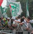 Torcedores do Palmeiras se concentram em frente à academia da equipe, na zona oeste de São Paulo, para apoiar os jogadores e comissão técnica  Foto: Matheus Tahan/W9 Press / Estadão