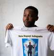 Amigo de Moïse Kabagambe, congolês espancado até a morte no Rio, exibe camiseta com a imagem da vítima  Foto: Ian Cheibub / Reuters