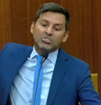 Nas imagens, o vereador chega a retirar uma arma de fogo durante o discurso.  Foto: Reprodução / TV Câmara Goiânia