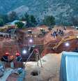 Um buraco lateral foi cavado verticalmente para chegar ao menino  Foto: AFP / BBC News Brasil