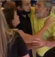 Laerte Bessa aparecem nas imagens de blusa amarela  Foto: Redes sociais