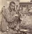 Texto: Caroline Nunes | Edição: Nadine Nascimento I Imagem: Reprodução/Museu do Holocausto  Foto: A imagem mostra um homem branco e um negro sentados em um campo de concentração nazista / Alma Preta