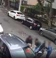 Imagens registram assalto na Vila Prudente, na zona leste. Na fuga, bandidos arrancam carro junto com idosa  Foto: Reprodução/Câmeras de segurança / Estadão