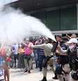 Criança é atingida por spray de pimenta durante manifestação em Niterói  Foto: José Lucena/The News2 / Estadão