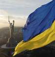 Maior bandeira da Ucrânia no maior mastro do país perto do monumento Pátria, no complexo do Museu da Segunda Guerra Mundial em Kiev  Foto: alentyn Ogirenko / Reuters