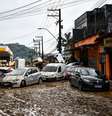Carros destruídos e amontoados apareceram nas ruas de Petrópolis   Foto: ALEXANDRE NETO/PHOTOPRESS / Estadão