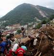 Trabalho de socorro no Morro da Oficina, em Petrópolis   Foto: Ricardo Moraes / Reuters