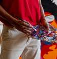 A imagem mostra um artista negro segurando uma paleta de pintura cheia de tinta. Lucas Finonho é o responsável pela série em pinturas de tela Ruínas.  Foto: Imagem: Acervo de Lucas Finonho / Alma Preta