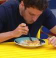 Lucas Bissoli comendo café da manhã na casa do "BBB22"  Foto: Reprodução: Globo