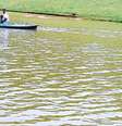 O ator Bruno Galiasso, o filho Zyan e o cachorrinho deles, que se jogou no rio para seguir canoa.    Foto: Instagram/@brunogagliasso / Estadão