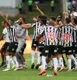 Jogadores do Atlético-MG comemoram título de campeão após partida contra o Flamengo  Foto: Gil Gomes/Agif / Estadão