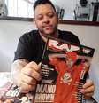 Alexandre de Maio com a revista com Mano Brown na capa  Foto: Gil Luiz Mendes