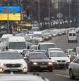 Fila de carros tentando deixar a Ucrânia  Foto: Valentyn Ogirenko / Reuters
