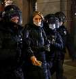 Mulher que participava de protesto é presa na Rússia  Foto: Reuters